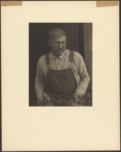 [James Duff, A Fiddler, Hazard, Kentucky, Holding Tools]. autorstwa Doris Ulmann
