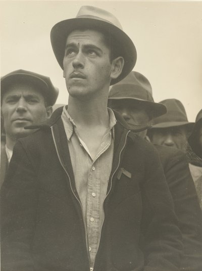 Spotkanie uliczne, San Francisco / "Tutaj demokracja przetrwa" / "Co przed nami" autorstwa Dorothea Lange