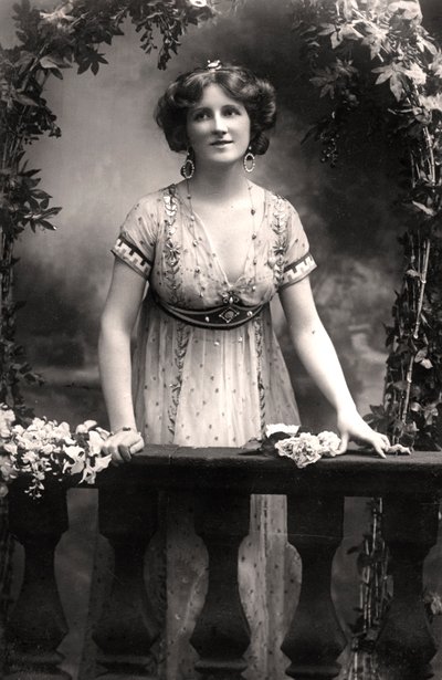 Nina Sevening, aktorka, 1900. autorstwa Dover Street Studios