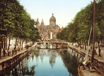 Zobacz Voorburgwal do bazyliki św. Mikołaja w Amsterdamie, pub. ok. 1900 autorstwa Dutch Photographer