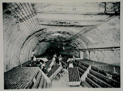 Przenoszenie skrzynek po przewróceniu, z „La France Vinicole”, wydane przez Moet & Chandon, Epernay (fotolitho) autorstwa E.M. Choque