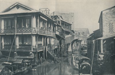 Brudne wody pod mostem prowadzącym do nieładnych domów ubóstwa i bólu, c1935 autorstwa ENA