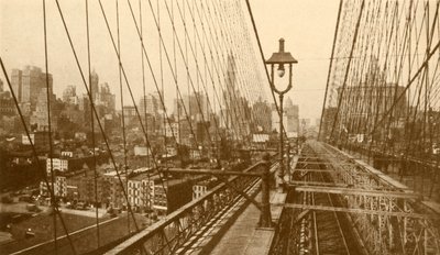 Dolny Manhattan oglądany przez sieć kabli na Brooklyn Suspension Bridge, c1930. autorstwa ENA