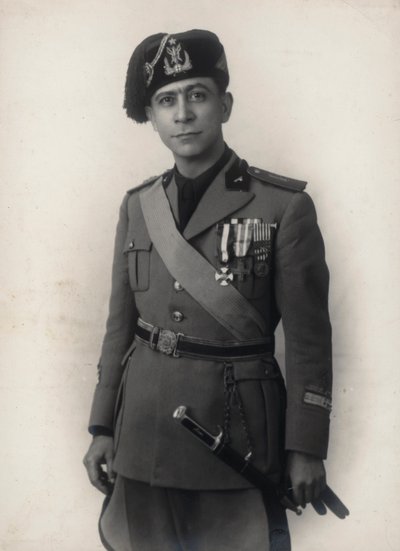 Album „MVSN- Blackshirts”: starszy major milicji medycznej (zdjęcie czarno-białe) autorstwa E. Ruggiani