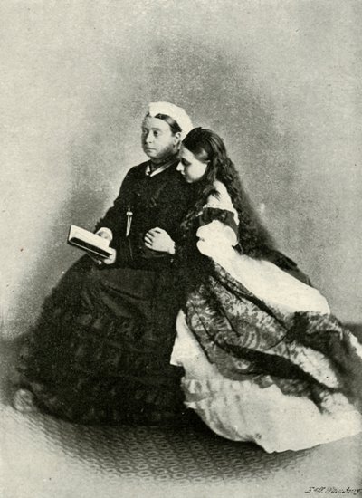 Jej Wysokość z księżną Beatrice, kwiecień 1871, c1897. autorstwa E. and S. Woodbury