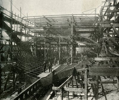Budowa okrętu wojennego: krążownik pierwszej klasy w toku w hucie Tamizy, ok. 1897 r. autorstwa E. and S. Woodbury