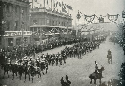 Kontyngent Marynarki Wojennej przekraczający London Bridge do Southwark, Londyn, 1897. autorstwa E. and S. Woodbury