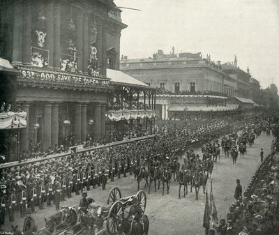 Królewska procesja: doradcy-De-Camp przechodzący przez United Service Club, c1897 autorstwa E. and S. Woodbury