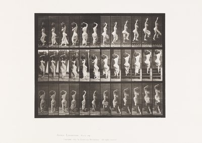 Płyta 105. Skręcanie, wchodzenie po schodach, dzban z wodą na lewym ramieniu autorstwa Eadweard Muybridge