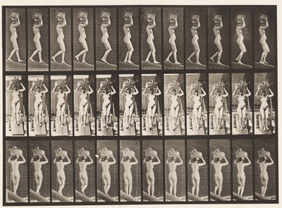Talerz 123. Opadające nachylenie, 20-funtowy kosz na głowie, z uniesionymi rękami, 1872-1885 autorstwa Eadweard Muybridge
