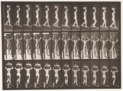 Talerz 124. Opadające nachylenie, 20-funtowy kosz na głowie, z uniesionymi rękami, 1872-1885 autorstwa Eadweard Muybridge