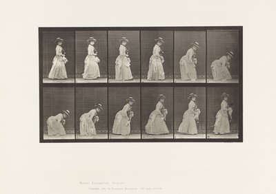 Talerz 211.Pochylona i podnosząca chustkę;Parasol w lewej ręce, 1885 autorstwa Eadweard Muybridge
