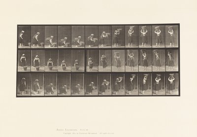 Talerz 230. Podnoszenie 30-funtowego kosza od ziemi do głowy, obracanie, 1885 autorstwa Eadweard Muybridge