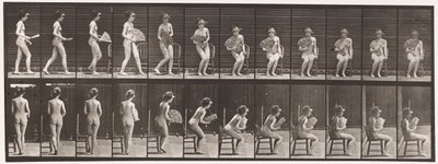 Talerz 237. Siadanie na krześle i otwieranie wentylatora, 1872-1885 autorstwa Eadweard Muybridge