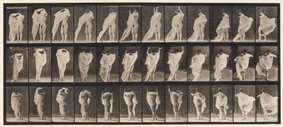 Talerz 416. Toaleta, zakładanie sukni autorstwa Eadweard Muybridge