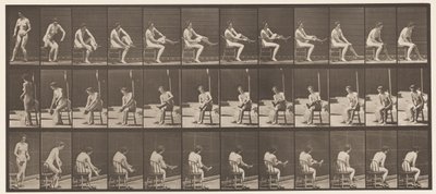 Talerz 418. Toaleta, siedzenie i wkładanie pończoch, 1872-1885 autorstwa Eadweard Muybridge