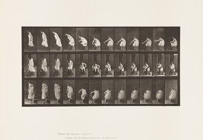 Tabliczka 423. Toaleta; Zakładanie butów i wstawanie z krzesła autorstwa Eadweard Muybridge