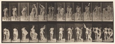 Talerz 428. Toaleta; Dwa modele, 1 Rozbieranie 8, 1872-1885 autorstwa Eadweard Muybridge