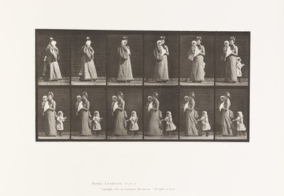 Płyta 52. Chodzenie niosące dziecko, obracanie się; kolejne dziecko (70 lat) trzymające sukienkę 9 autorstwa Eadweard Muybridge