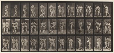 Płyta 54. Chodzenie, dwa modele/jeden flirt z wentylatorem, ramię w ramię autorstwa Eadweard Muybridge