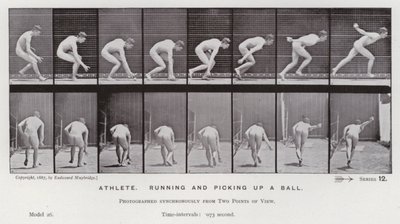 Postać ludzka w ruchu: sportowiec biegnący i podnoszący piłkę (zdjęcie czarno-białe) autorstwa Eadweard Muybridge