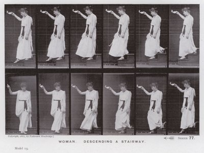 Postać ludzka w ruchu: kobieta schodząca po schodach (zdjęcie czarno-białe) autorstwa Eadweard Muybridge