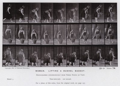 Postać ludzka w ruchu: Kobieta, unosząca koszyk z korcem (zdjęcie czarno-białe) autorstwa Eadweard Muybridge