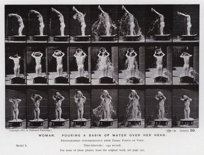 Postać ludzka w ruchu: kobieta, która wylewa nad głowę miskę z wodą (zdjęcie czarno-białe) autorstwa Eadweard Muybridge