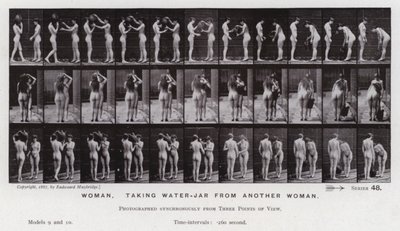Postać ludzka w ruchu: Kobieta, biorąca słoik z wodą innej kobiecie (zdjęcie czarno-białe) autorstwa Eadweard Muybridge
