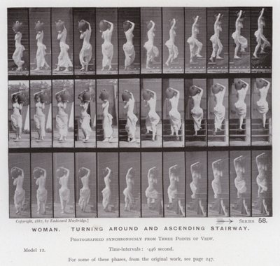 Postać ludzka w ruchu: kobieta, odwracająca się i wchodząca po schodach (zdjęcie czarno-białe) autorstwa Eadweard Muybridge