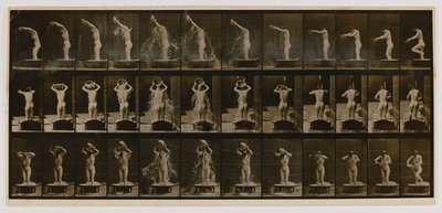 Kobieta wylewająca na głowę miskę wody, z książki Animal Locomotion autorstwa Eadweard Muybridge