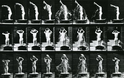 Kobieta wylewająca wodę na głowę, ilustracja z „Postać ludzka w ruchu”, wydanie z 1904 r. autorstwa Eadweard Muybridge
