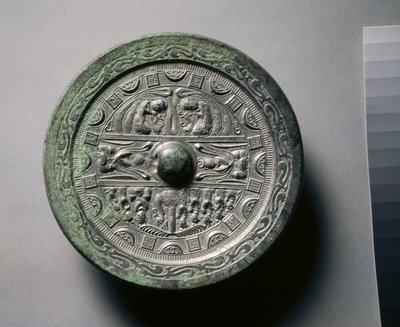 Lustro przedstawiające bóstwa i królów w trzech częściach otoczonych pierścieniami kwadratów i półokręgów (brąz) autorstwa Eastern Han Dynasty Chinese School