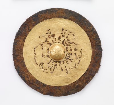 Lustro z Królową Matką Zachodu (Xiwangmu) i Księciem Ojcem Wschodu (Dongwanggong), 25-220 (żelazo ze złotą blachą i śladami jedwabiu) autorstwa Eastern Han Dynasty Chinese School