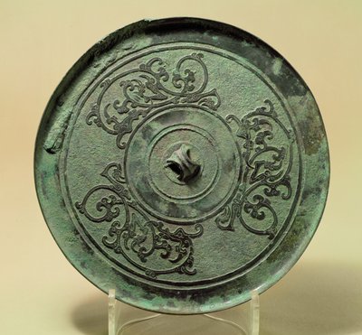 Mirror with Interlacing Dragons, Wschodnia Dynastia Zhou, okres Walczących Królestw, 475-221 pne (brąz) autorstwa Eastern Zhou Dynasty Chinese School