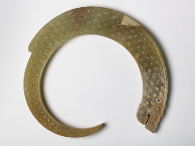 Zawieszka w formie zakręconego smoka (nefryt) autorstwa Eastern Zhou Dynasty Chinese School