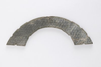 Cienka tabliczka wycięta w łuk koła, typu huang, Changsha, prowincja Hunan, IV-III w. p.n.e. (nefryt) autorstwa Eastern Zhou Dynasty Chinese School