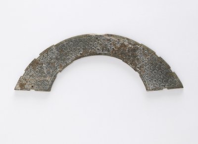 Cienka tabliczka wycięta w łuk koła, typu huang, Changsha, prowincja Hunan, IV-III w. p.n.e. (nefryt) autorstwa Eastern Zhou Dynasty Chinese School