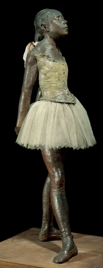14 lat lub świetny tancerz ubrany Rzeźba Edgara Degasa (1834-1917) w brązowej patynie, tiulu i różowej satyny na drewnianej podstawie autorstwa Edgar Degas