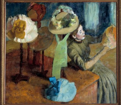 U modniarza (lub w sklepie modniczym) autorstwa Edgar Degas