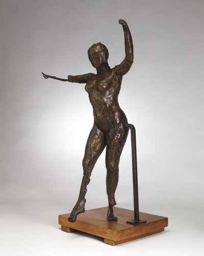 Tancerz poruszający się do przodu, z podniesionymi rękami, prawa noga do przodu, c. 1882-1895obsada 1919-1932. autorstwa Edgar Degas