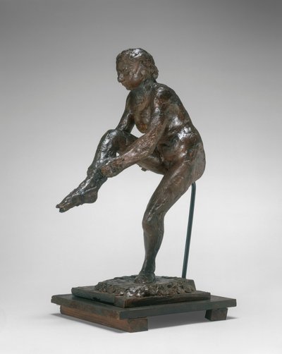 Tancerka zakładająca pończochę, lata 1890-1911. autorstwa Edgar Degas