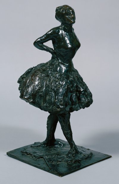 Tancerka w luźnej sukience, ręce na biodrach, prawą nogę wysuniętą do przodu, odlew ok. 1919-21 autorstwa Edgar Degas