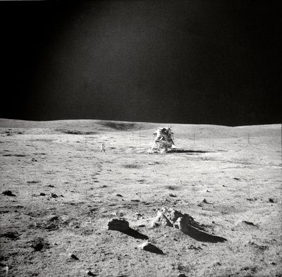Apollo 14 EVA View, powierzchnia Księżyca, 1971. autorstwa Edgar Mitchell