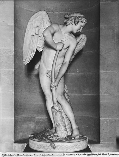 Kupidyn wyrzeźbiający swój łuk z klubu Herkulesa, 1747-50 (patrz także 346092) (marmur) autorstwa Edmé Bouchardon