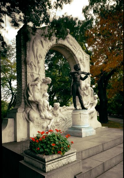 Pomnik w hołdzie austriackiemu kompozytorowi i dyrygentowi Johannowi Straussowi II (albo synowi Johanna Straussa lub młodym Johannowi Sebastianowi Straussowi) (1825-1899). Rzeźba Edmunda von Hellmera (1850-1935). 1921. Wiedeń, Stadtpark, Austria autorstwa Edmund Ritter von Hellmer