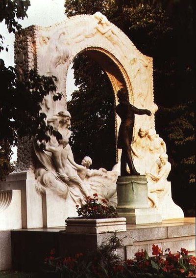 Pomnik austriackiego kompozytora Johanna Straussa Młodszego autorstwa Edmund Ritter von Hellmer