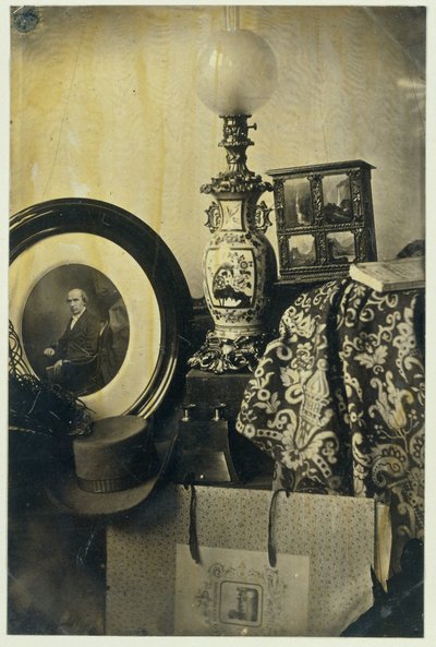 Martwa natura z fotograficznym portretem Assera, stereoskopem i portfolio autorstwa Eduard Isaac Asser