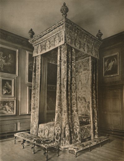 „State Bedstead Queen Anne w Crimson and Gold Figured Velvet”, 1927 autorstwa Edward F Strange