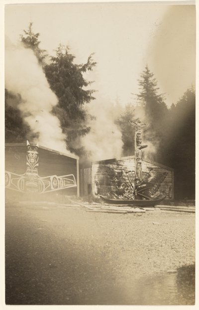 [Gdy jaskrawe płomienie wzniosły się wyżej, pomalowały na karmazynowo morze ścielące się u stóp widmowego lasu]. autorstwa Edward S. Curtis